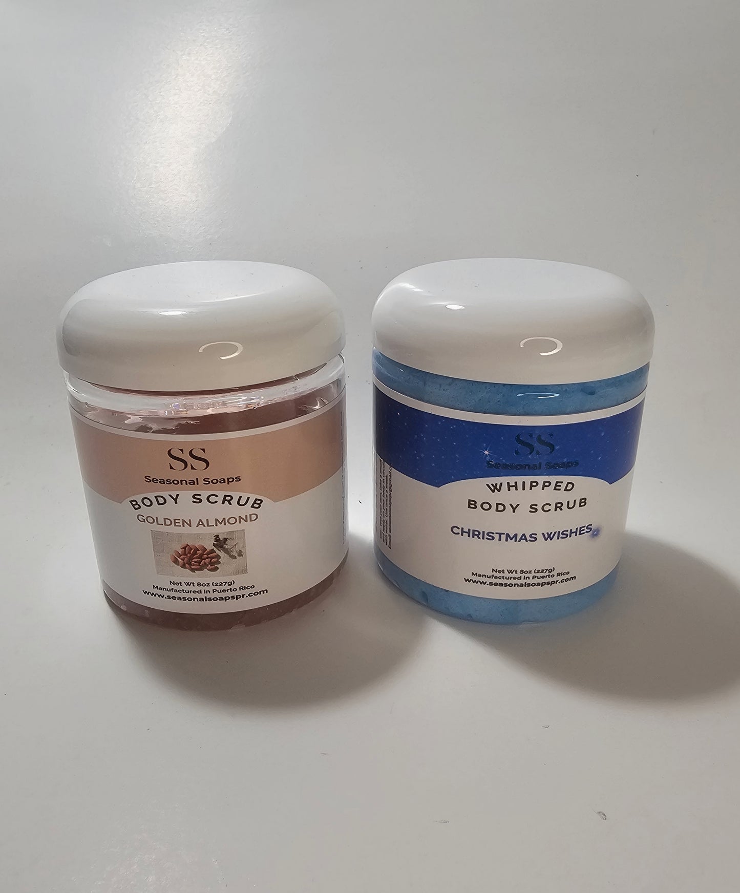 Kit de 2 exfoliantes- Almendras en aceite de coco y Christmas Wishes (Olor a berries) en jabon batido